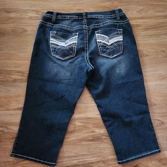 💇‍♀️Lane Bryant Blue Medium Wash White Embroider Stitch Capri Jeans Size 18 - Picture 2 of 10